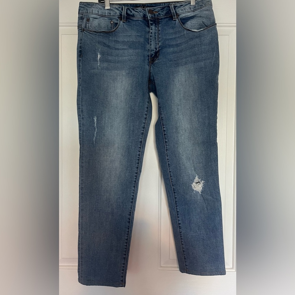 Mid rise Max Distressed Blue Jeans, size 12